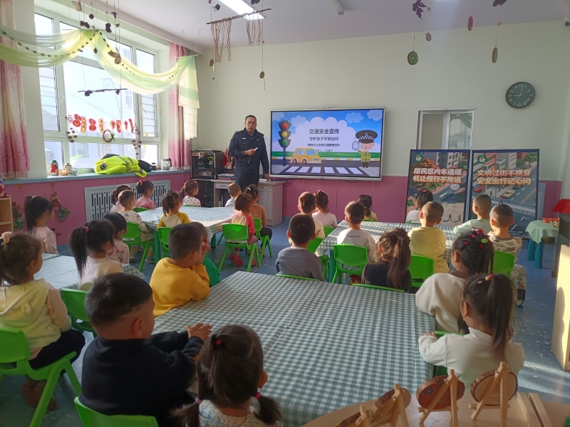 图片1:交警向幼儿传授交通安全知识.jpg 图片1:交警向幼儿传授交通安全知识.jpg