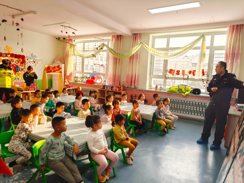 图片2:幼儿认真学习交通安全知识.jpg 图片2:幼儿认真学习交通安全知识.jpg