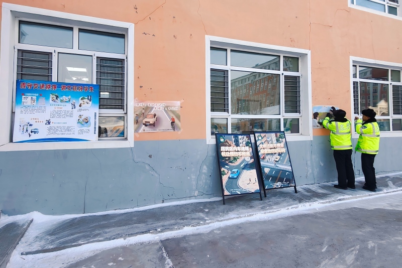 图片3:张贴交通安全宣传海报.jpg 图片3:张贴交通安全宣传海报.jpg