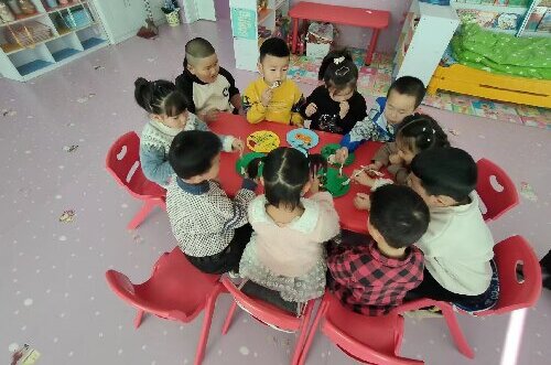 图片1 :孩子们试吃自己的劳动果实.jpg