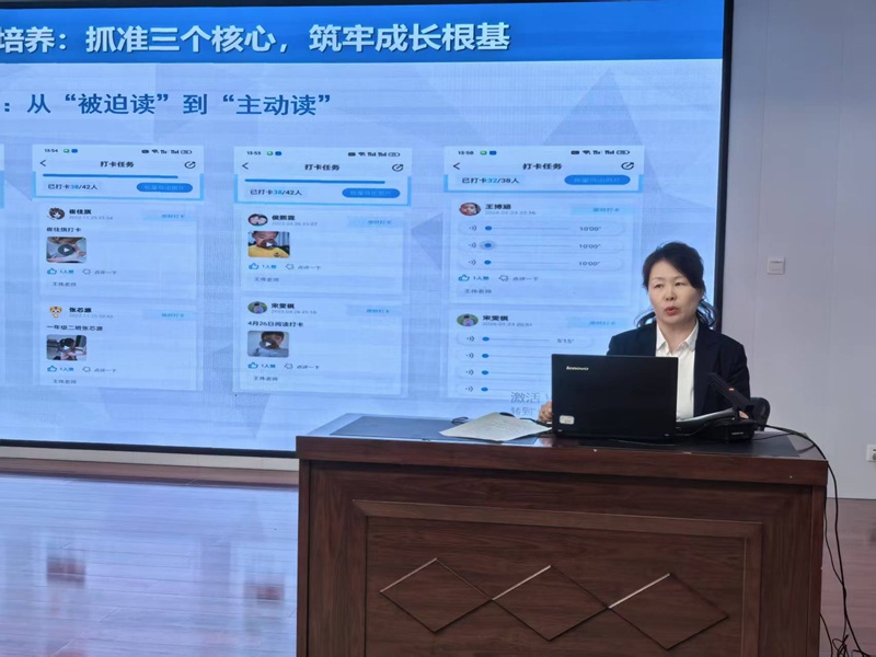 4.王伟老师在小学班主任专业培训中展示.jpg 4.王伟老师在小学班主任专业培训中展示.jpg