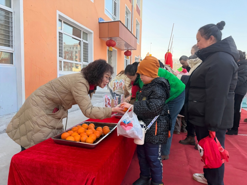 图片2：园领导为孩子发橙子.jpg