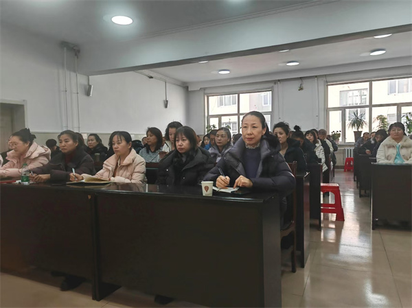 图二、教育学院副院长王琢参会.jpg 图二、教育学院副院长王琢参会.jpg