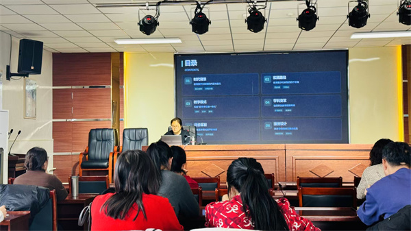 图12 鸡西市教育学院小学信息科技学科教研员黄晓鸣老师做主题讲座.jpg