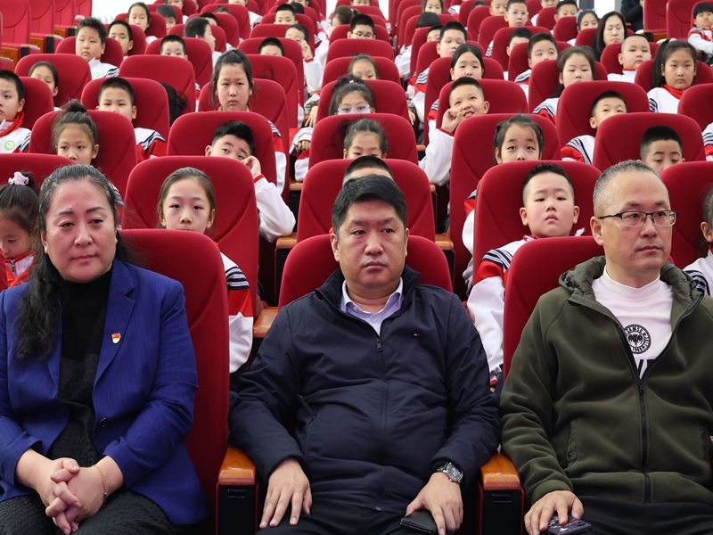 2 领导莅临现场观看活动.jpg