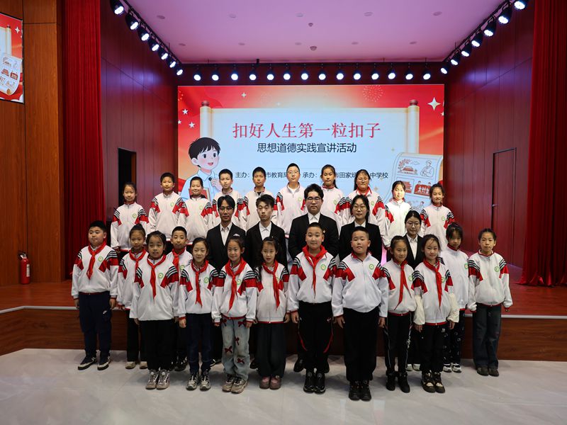 4 宣讲团成员与学生合影.jpg