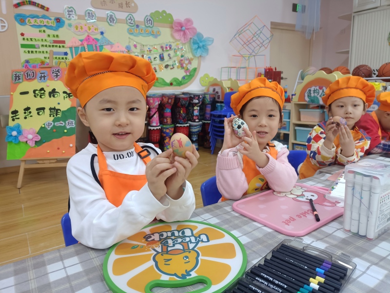 图片3：孩子们绘制“龙蛋”.jpg