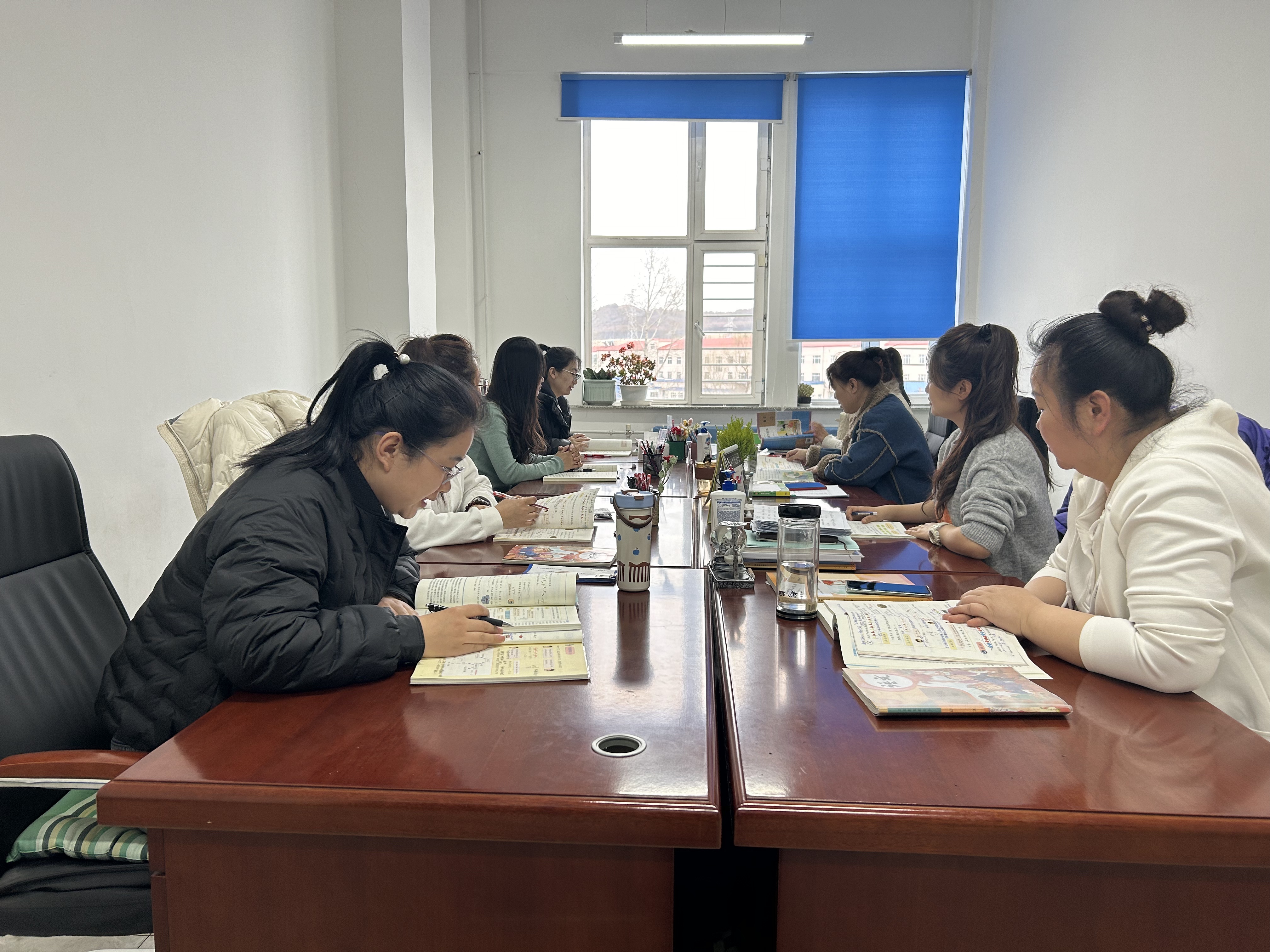 图2学校数学教师进行线上评课 .jpg 图2学校数学教师进行线上评课 .jpg