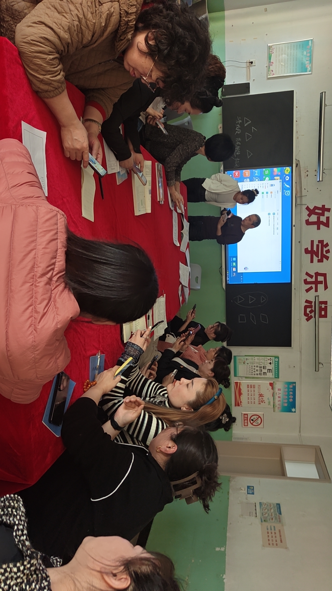 图片3:教师利用平台协同备课.jpg 图片3:教师利用平台协同备课.jpg