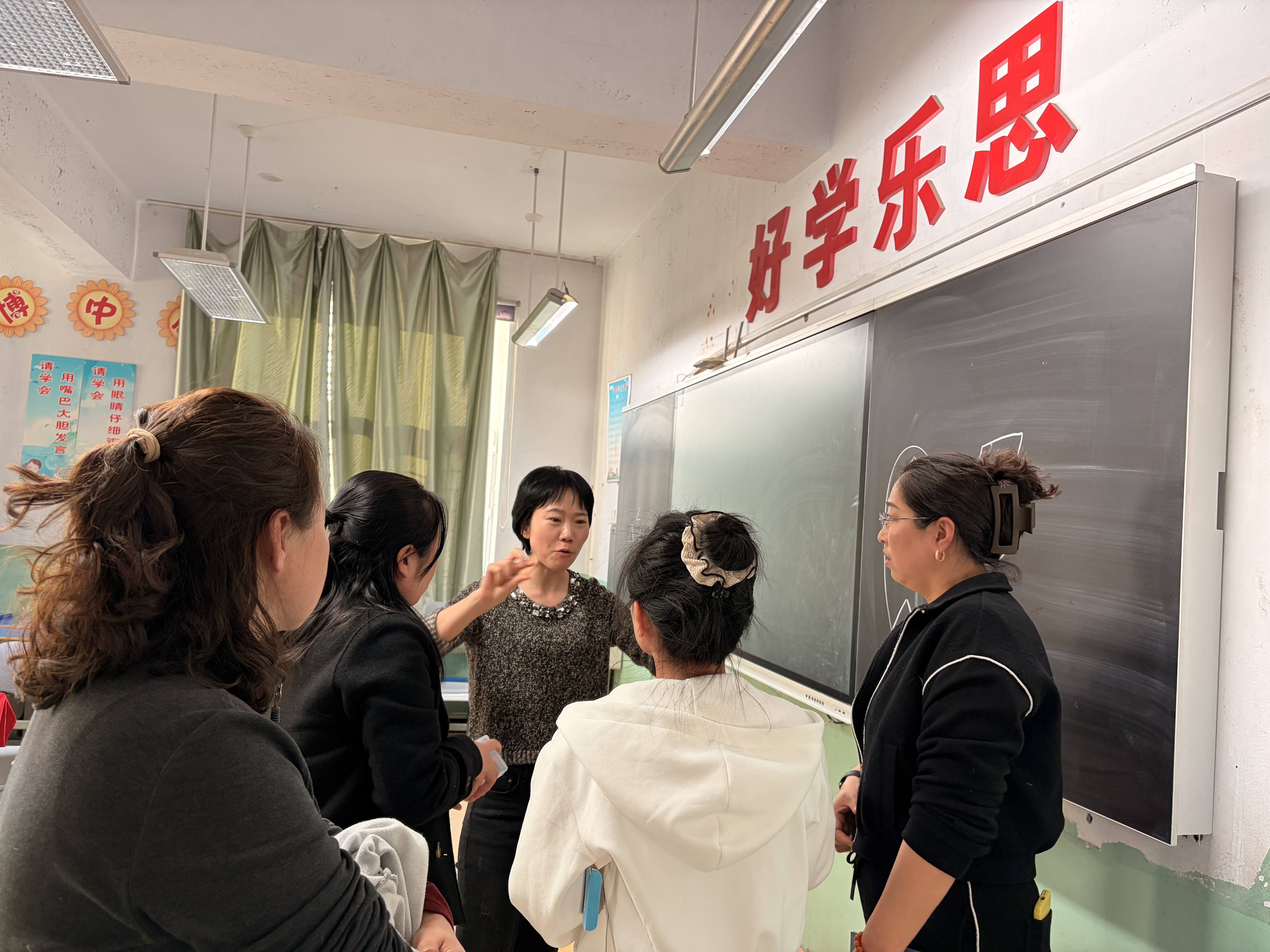 图片5:教师围绕具体问题展开研讨.jpg 图片5:教师围绕具体问题展开研讨.jpg