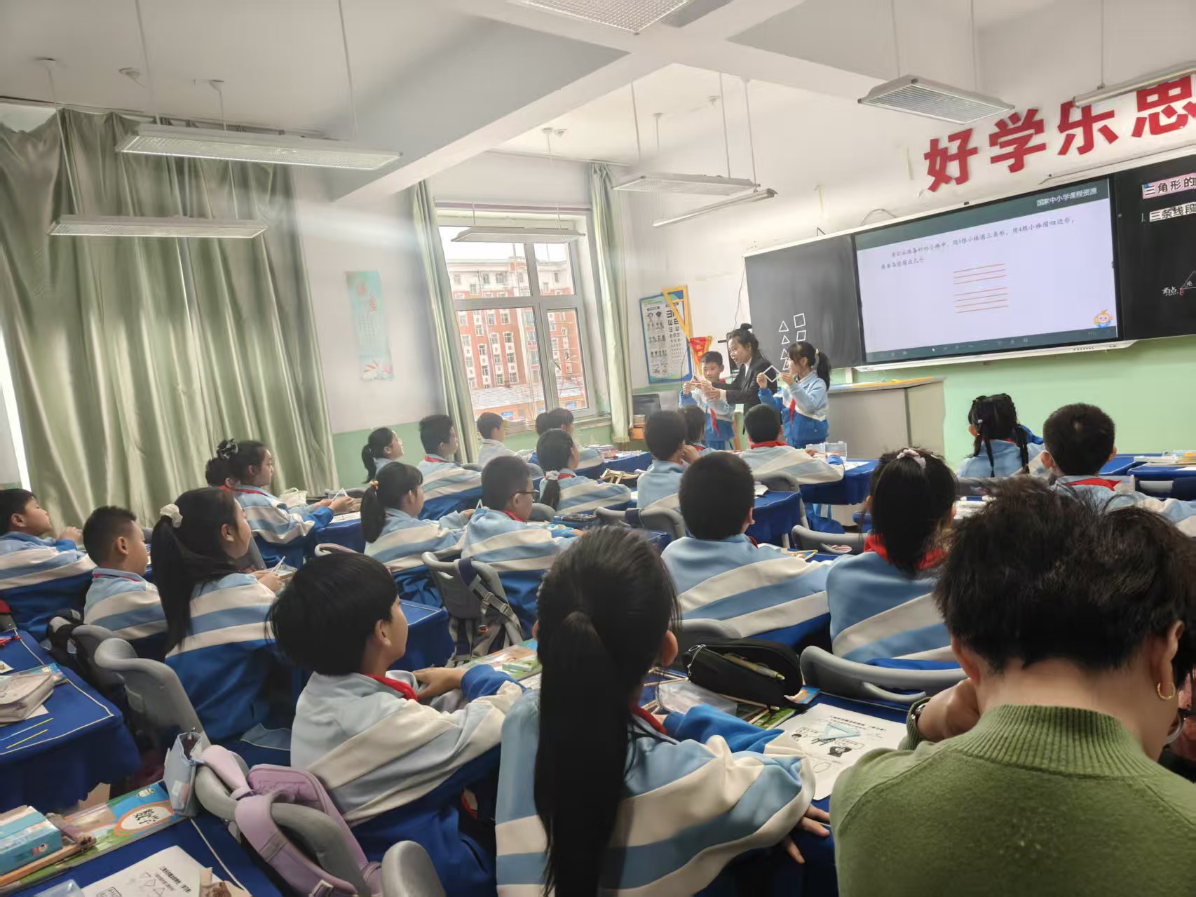 图片7:教师引导学生借助工具验证三角形的稳定性.jpg 图片7:教师引导学生借助工具验证三角形的稳定性.jpg