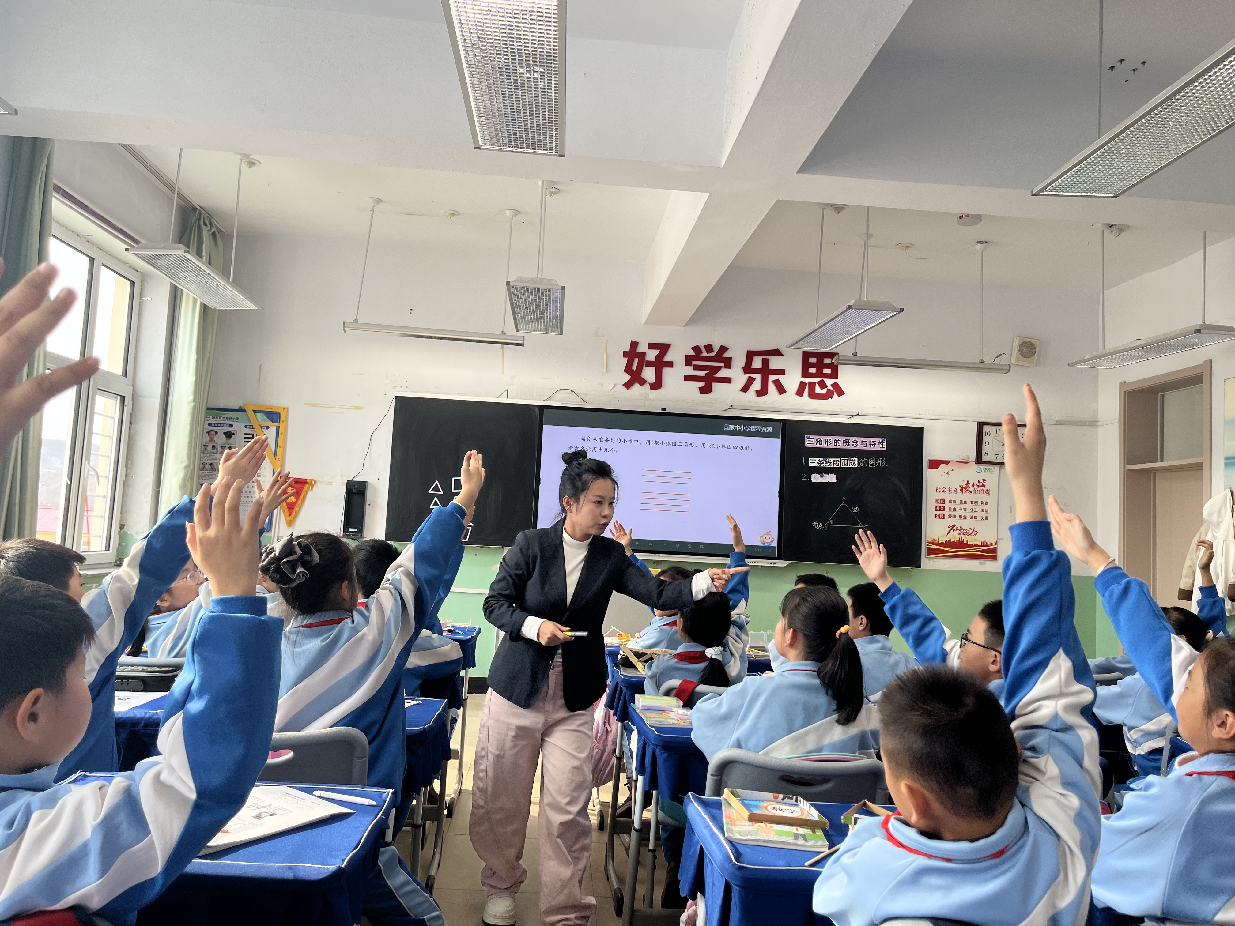 图片8:学生积极举手发言.jpg 图片8:学生积极举手发言.jpg