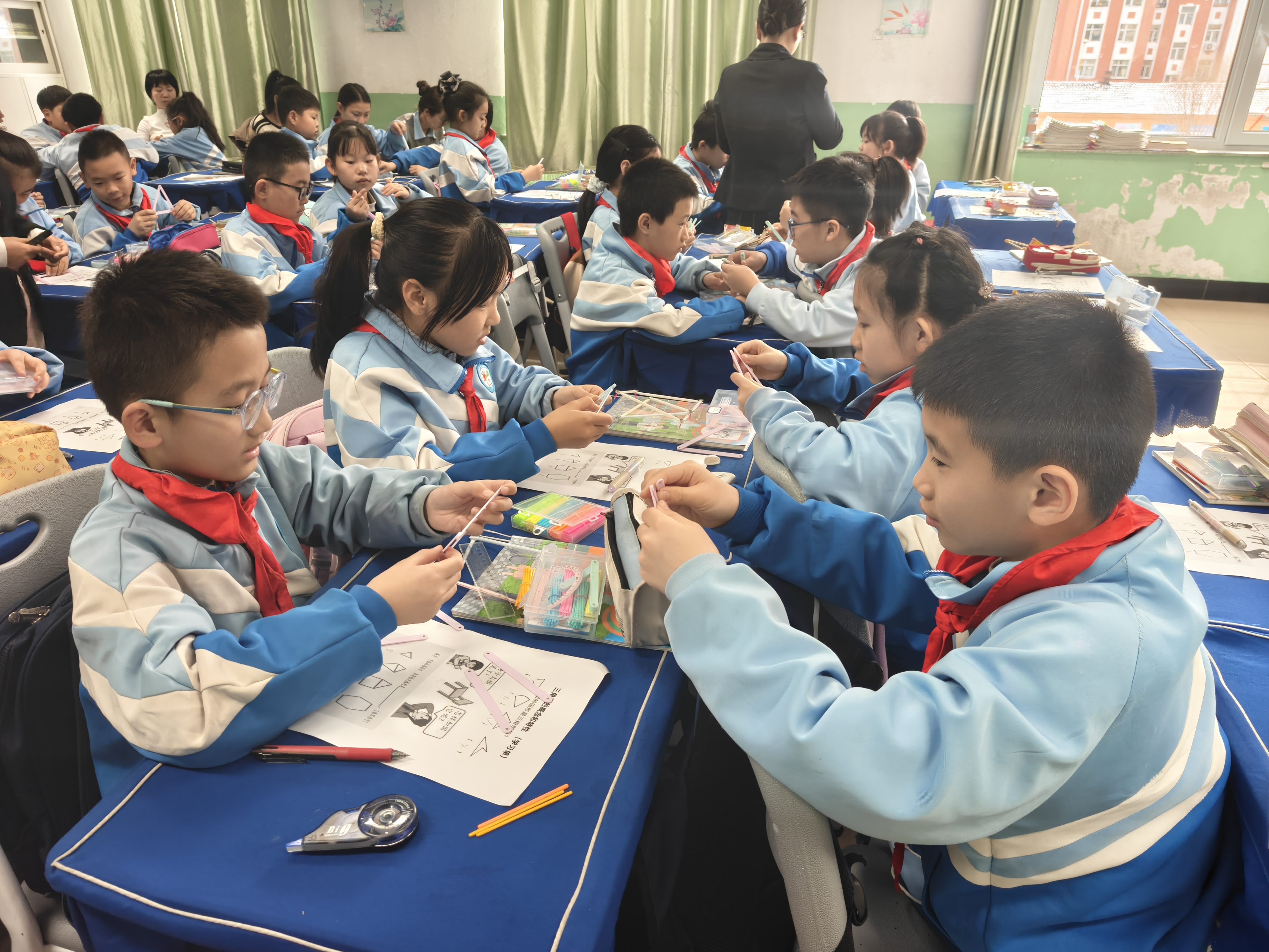 图片9:学生小组合作,在实践操作中深化对知识点的理解.jpg 图片9:学生小组合作,在实践操作中深化对知识点的理解.jpg