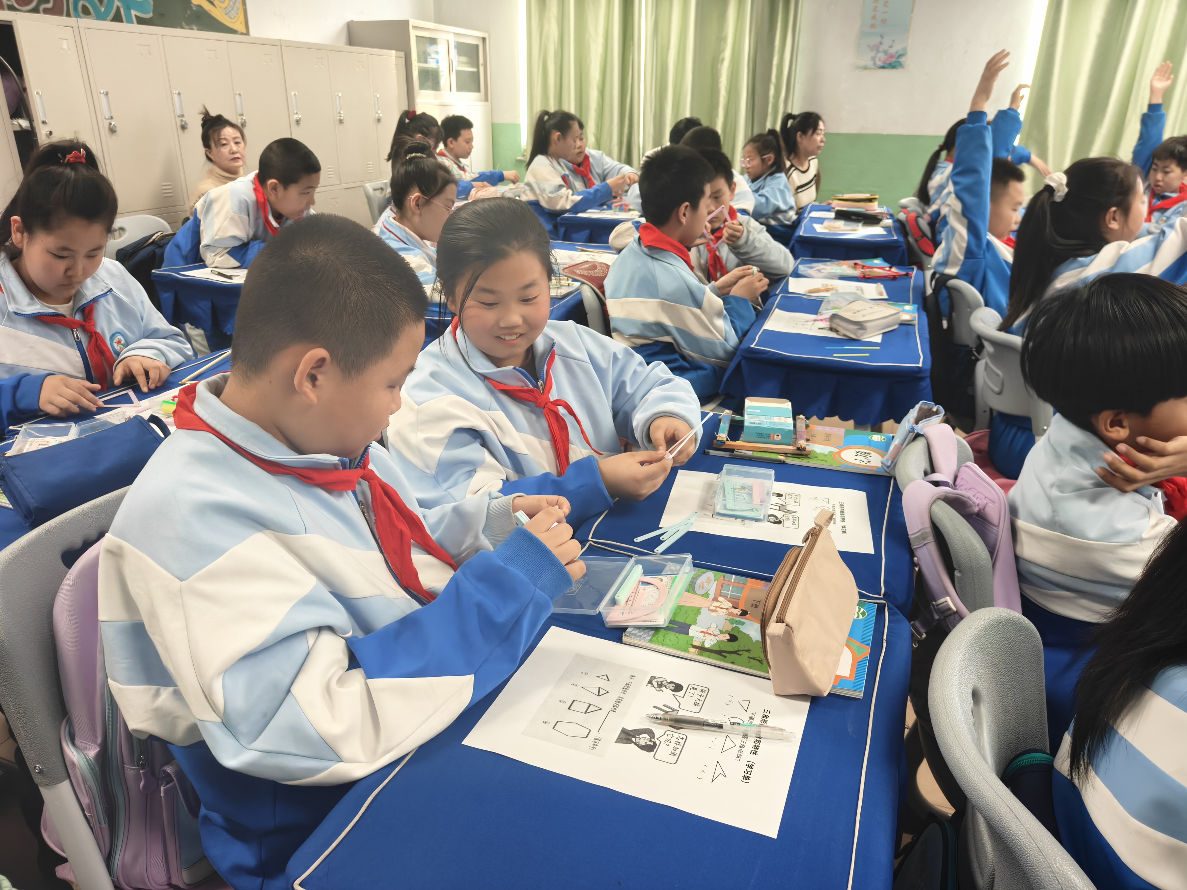 图片10:学生小组合作,在实践操作中深化对知识点的理解.jpg 图片10:学生小组合作,在实践操作中深化对知识点的理解.jpg