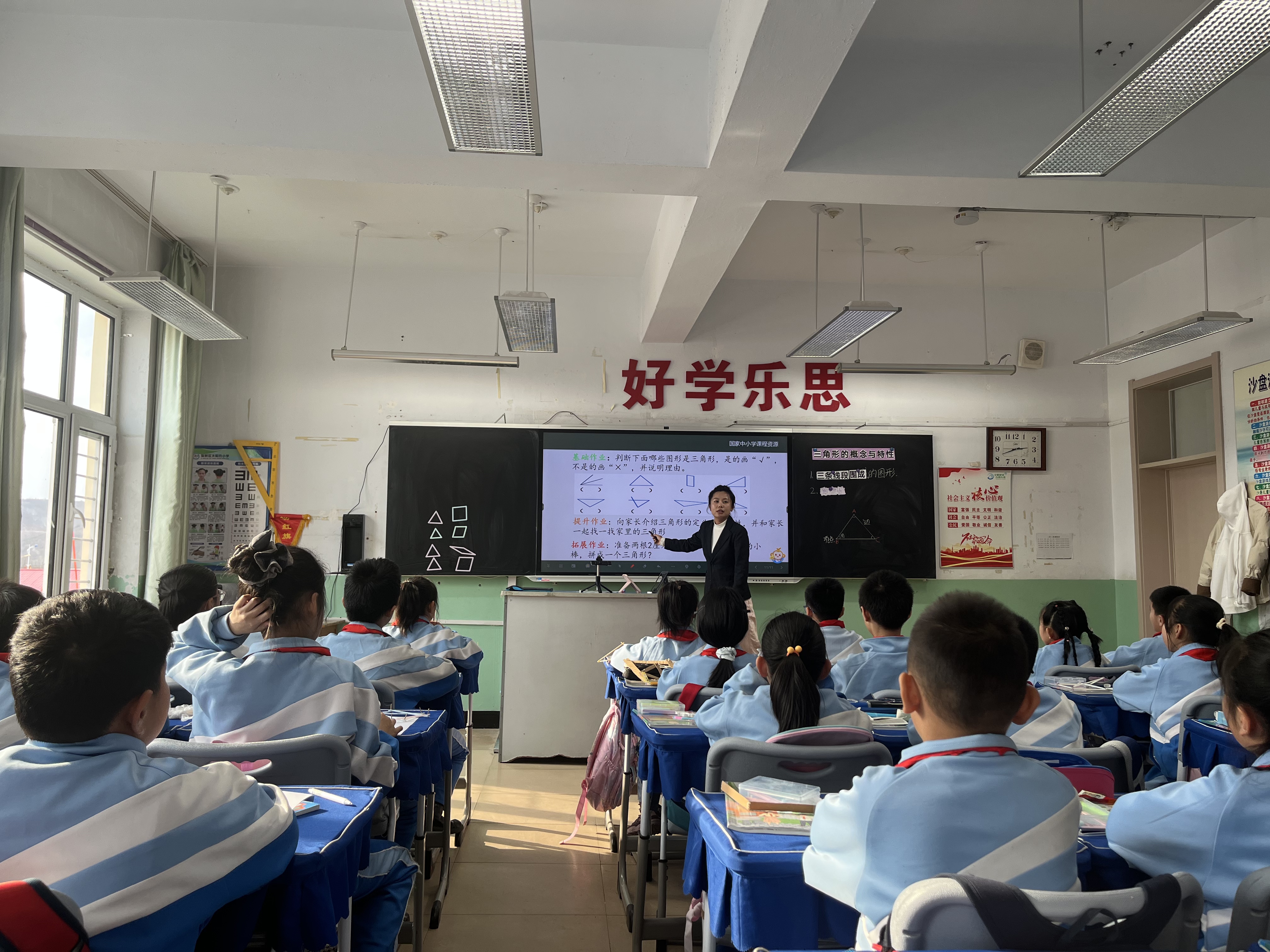 图片14:教师布置分层作业.jpg 图片14:教师布置分层作业.jpg