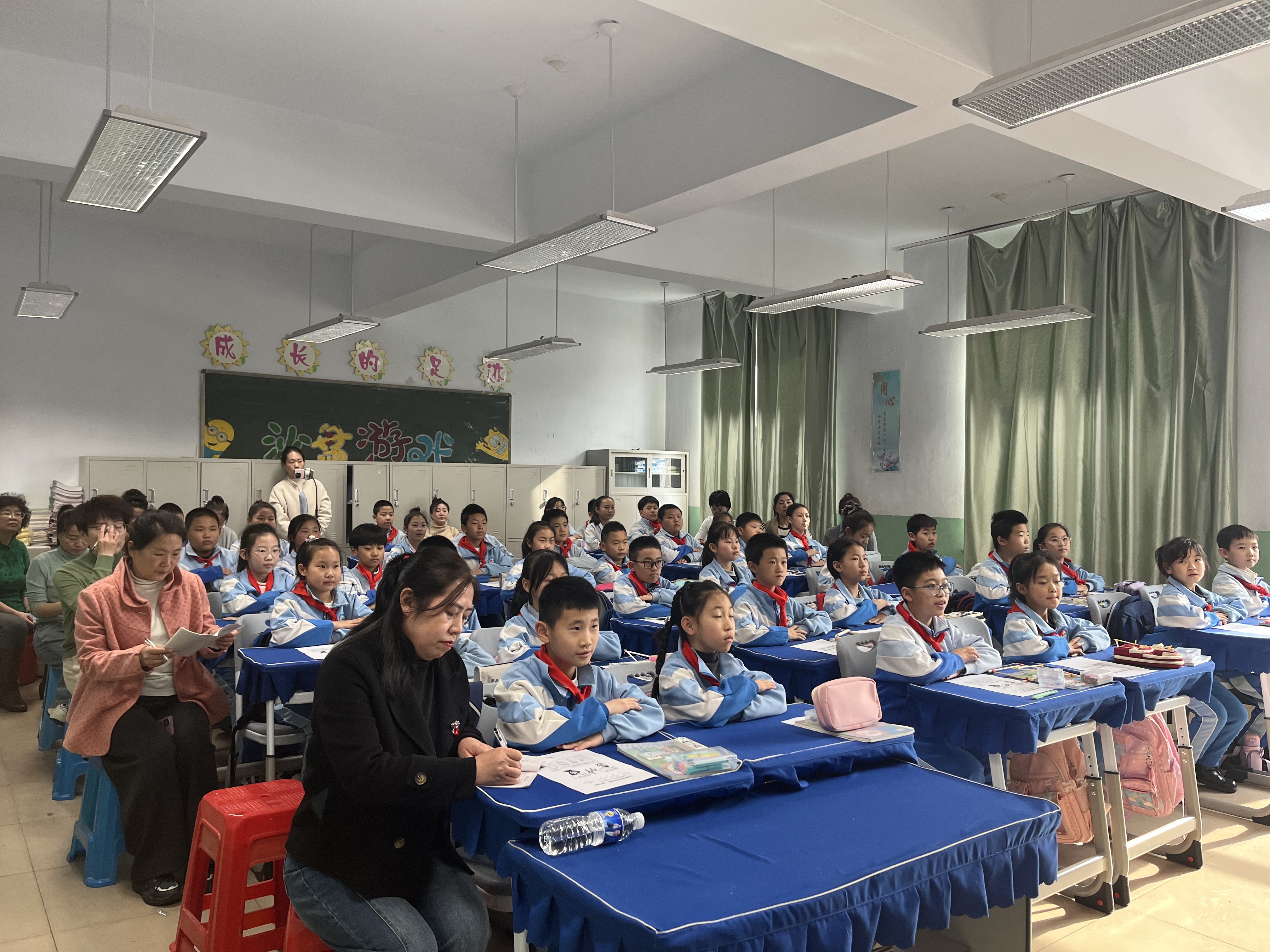 图片15:听课教师认真记录.jpg 图片15:听课教师认真记录.jpg