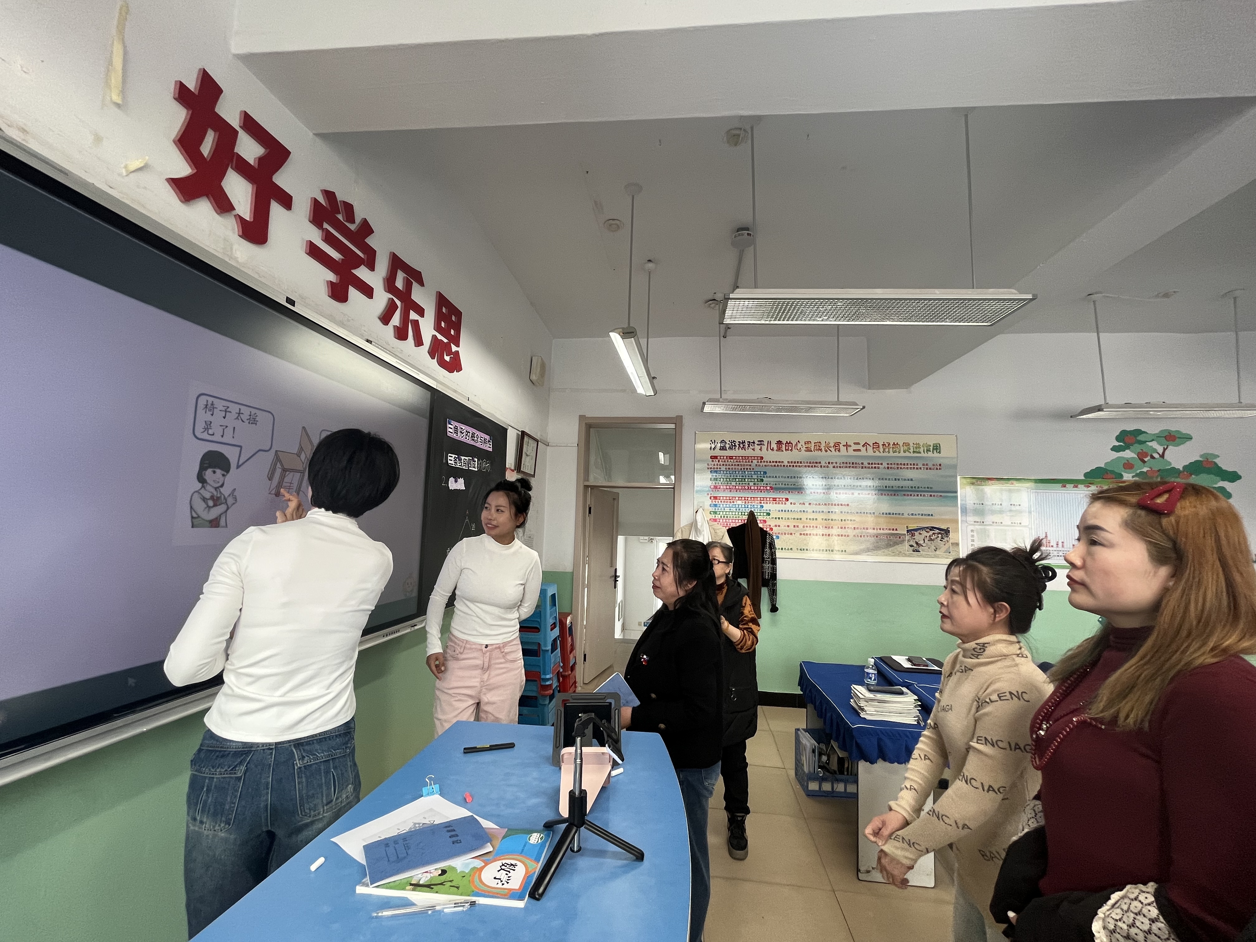 图片16:教师课后围绕课堂亮点、改进方向展开集中点评.jpg 图片16:教师课后围绕课堂亮点、改进方向展开集中点评.jpg