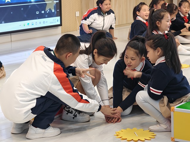 1.普特儿童携手同心,在趣味互动中搭建友谊桥梁;.jpg 1.普特儿童携手同心,在趣味互动中搭建友谊桥梁;.jpg