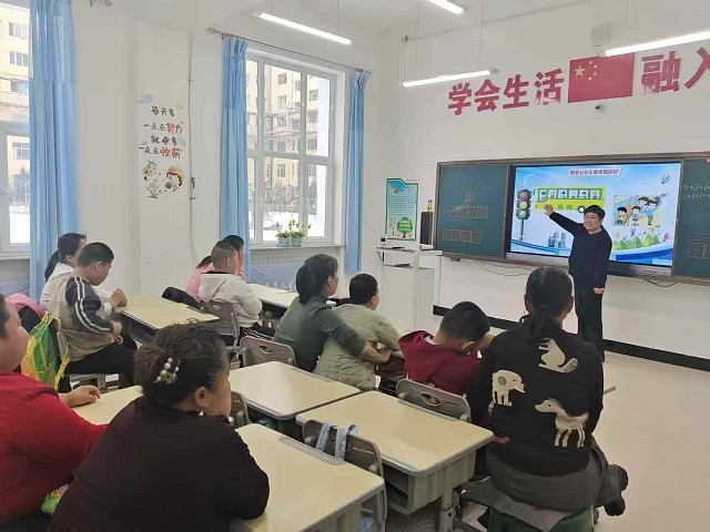 1.班主任在班会中讲解交通安全知识.jpg 1.班主任在班会中讲解交通安全知识.jpg