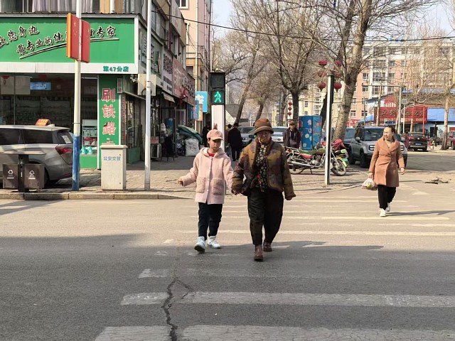 3.中学段学生提醒家人“不逆行”.jpg 3.中学段学生提醒家人“不逆行”.jpg