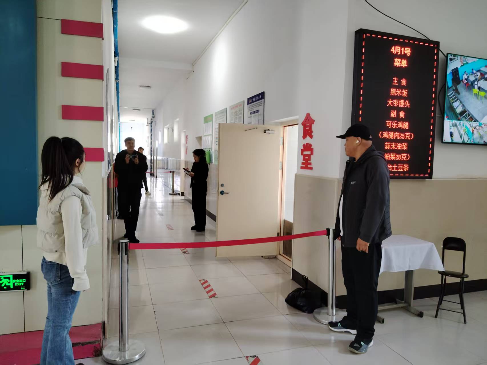 2.封锁食堂出入口.jpg 2.封锁食堂出入口.jpg