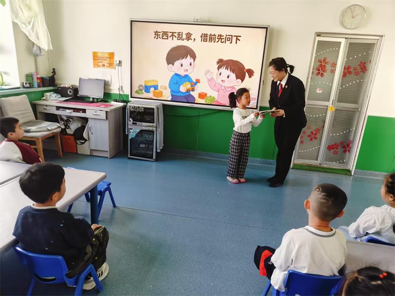 图2法治副校长进课堂.jpg