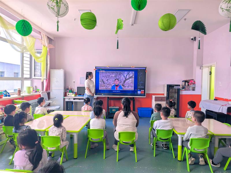 图3线上观看直播“思政大课”.jpg
