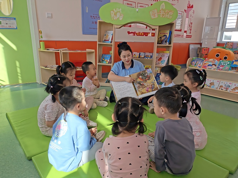 图片2：幼儿认真听教师讲故事.jpg