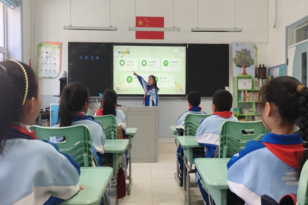 3.低年级“我是保密小卫士”主题班会.jpg
