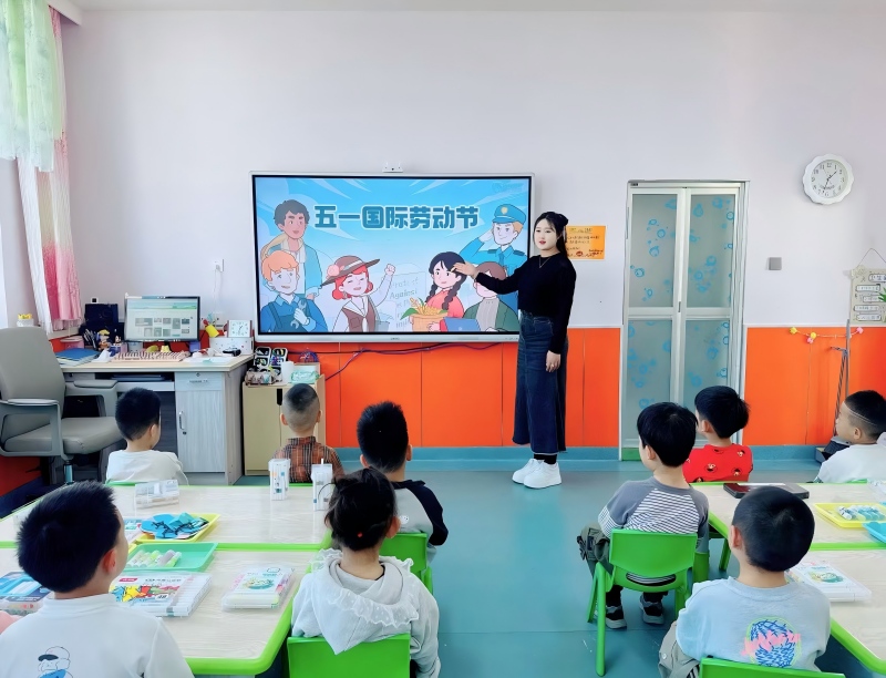 图片1：教师讲解“五一”劳动节.jpg