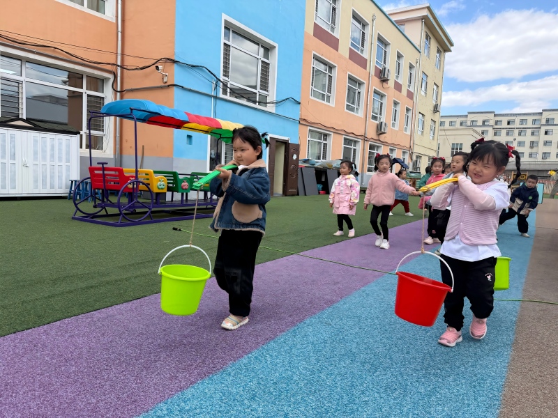 图片3：卖力的“运水工”.jpg