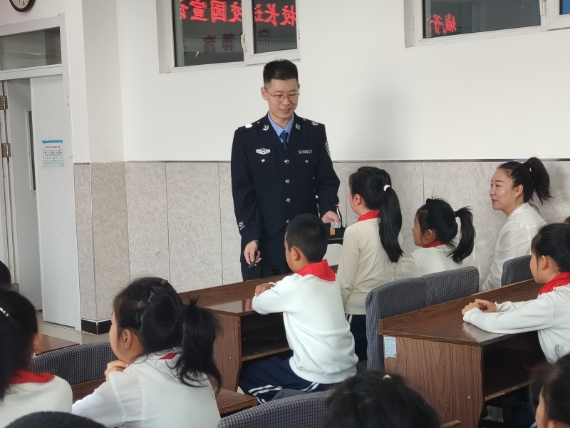 图二、学生们积极回答问题_副本.jpg