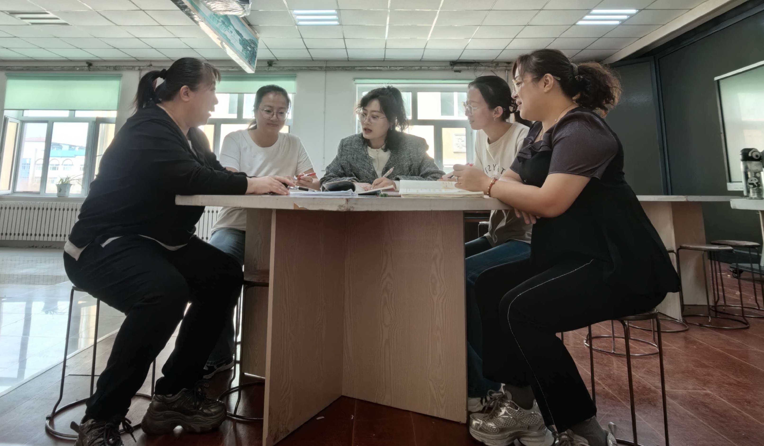 图片2：教研组教师围绕“图形的面积”进行大单元集体备课研讨.jpg