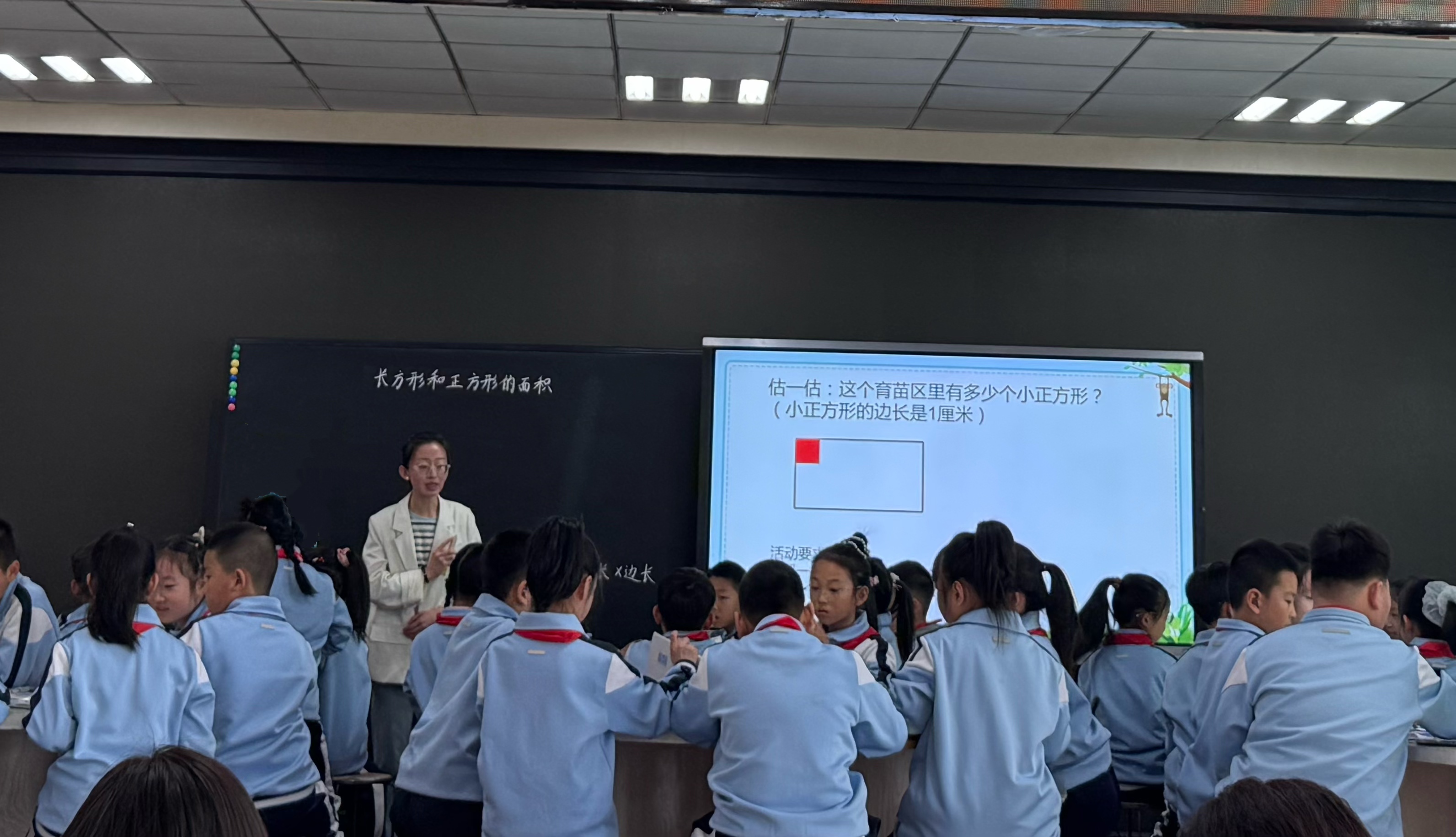 图片3：李悦老师为三年四班执教《长方形、正方形的面积》.jpg