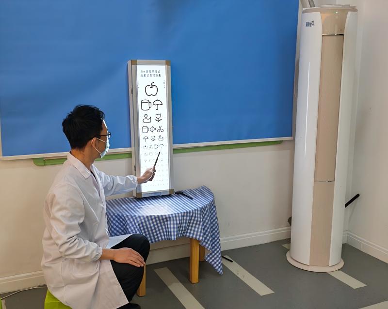 3保健医在给幼儿测视力.jpg