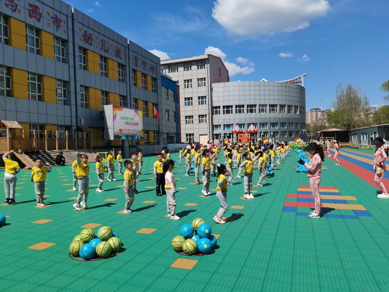 4幼教中心幼儿在操场上活动.jpg