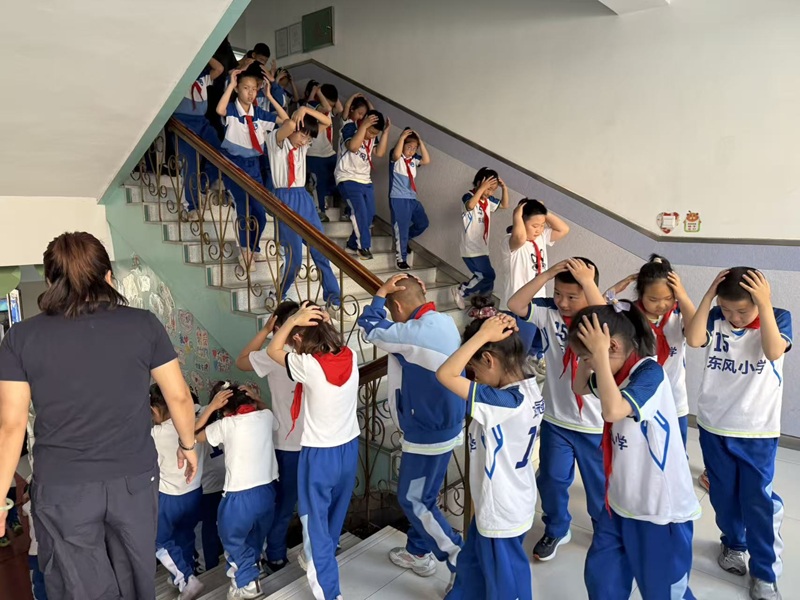 1、防震演练学生疏散.jpg