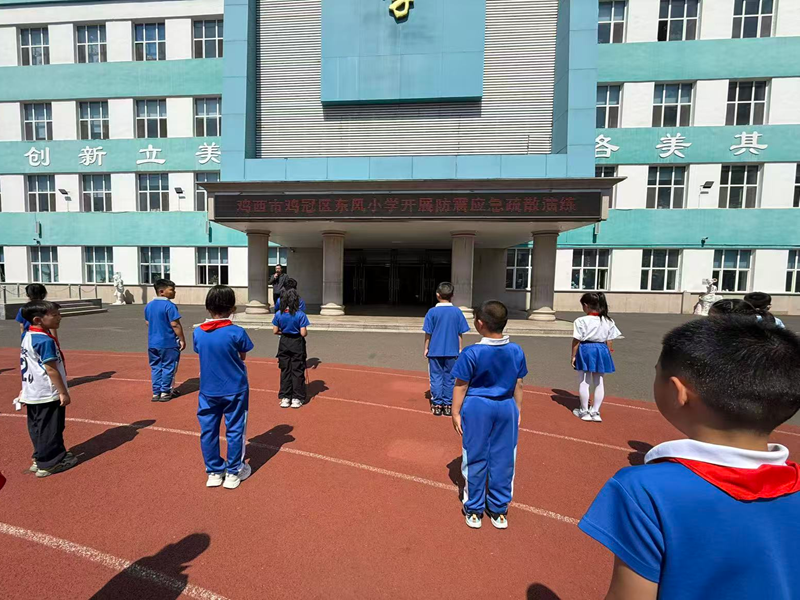 2、安全校长做演练总结.jpg