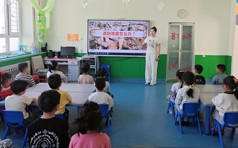 图片一：班级开展主题教育.jpg
