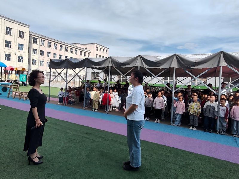 图片四：教师向总指挥汇报.jpg
