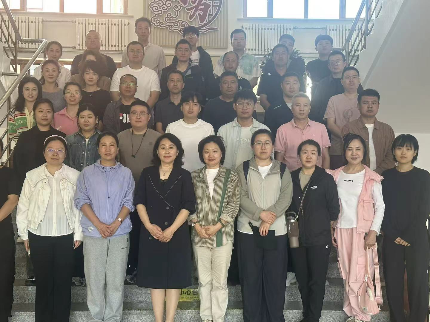 图六师生合影.jpg 图六师生合影.jpg