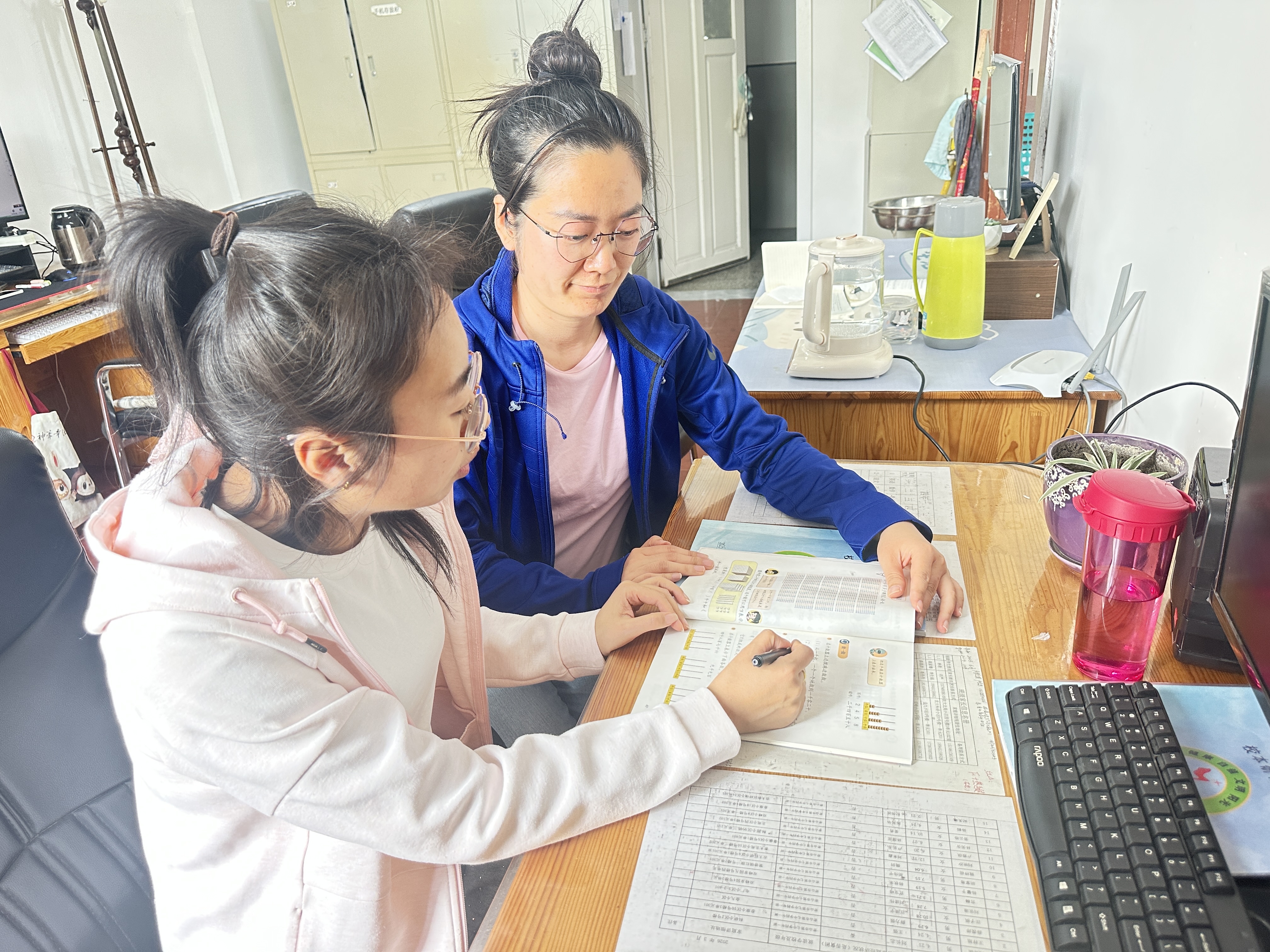 图片2：骨干教师帮扶孙方玉老师进行单元教学设计打磨.jpg
