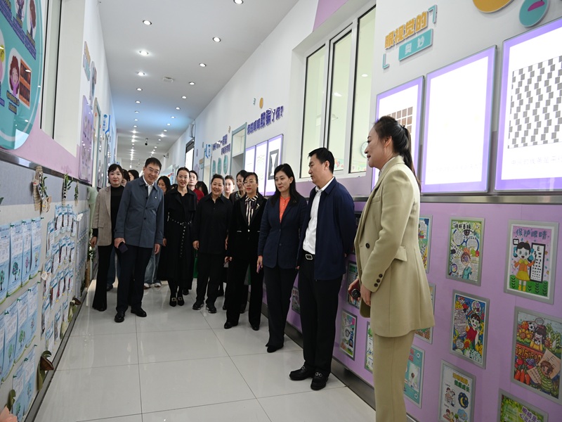 1.与会人员参观东风小学各学段语文实践作业展.JPG