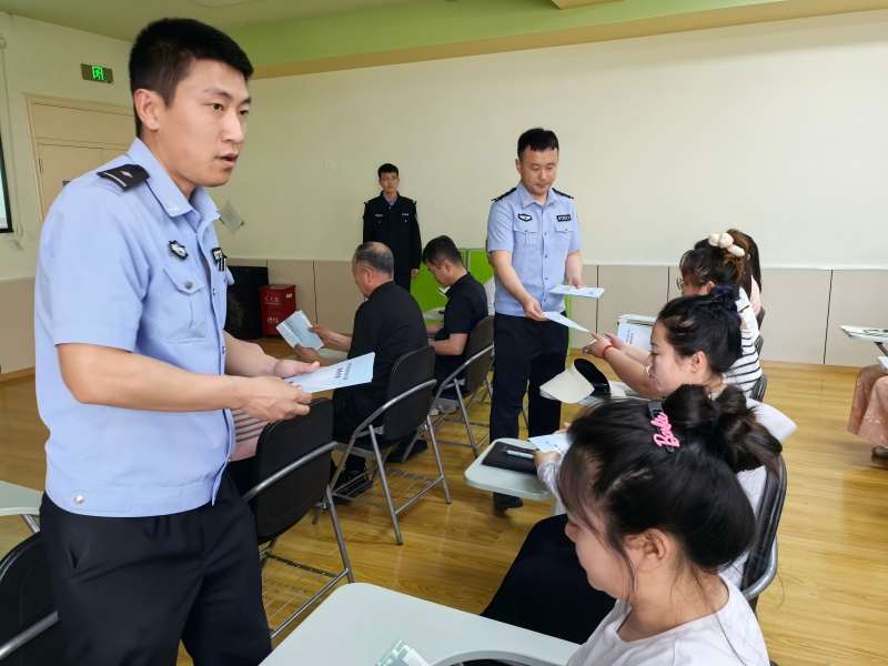 图三：为教职工发放宣传手册.jpg