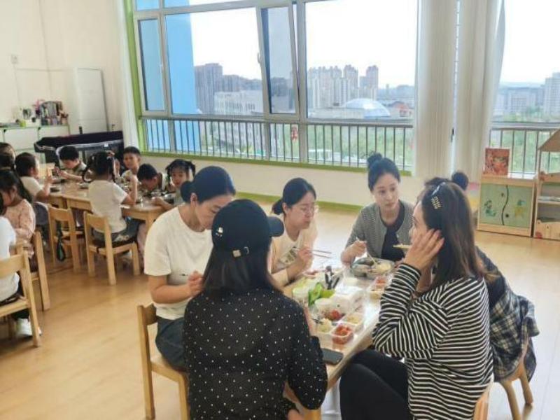 2家长同孩子们一起进餐.jpg
