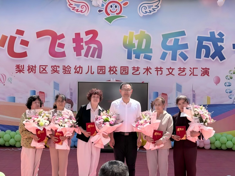 图片2：区人大主任王伟泉为老教师颁发“功勋荣休奖”.jpg