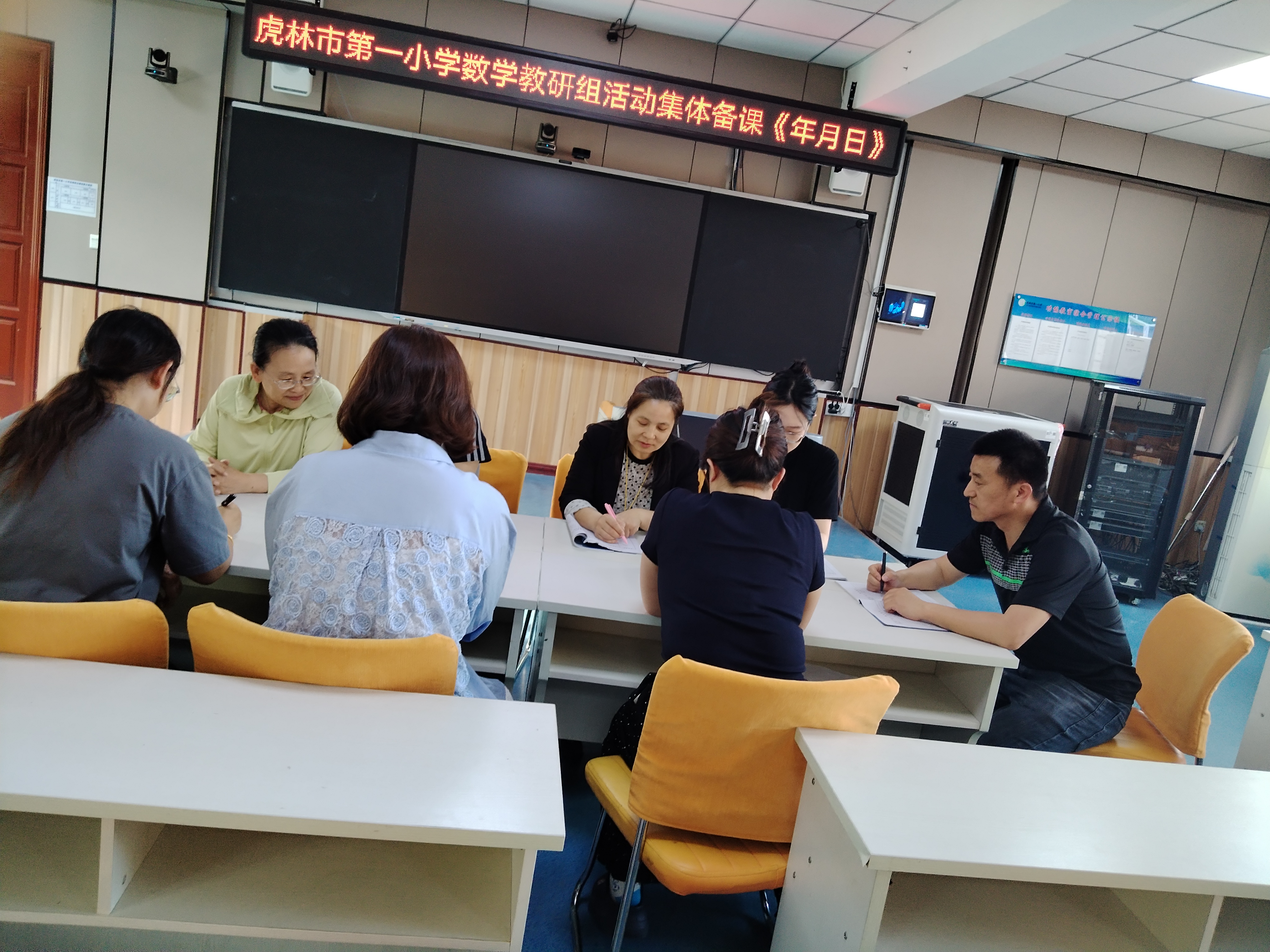 图片3:教研组全体教师围绕姜婷婷老师的教学设计进行集体备课 .jpg 图片3:教研组全体教师围绕姜婷婷老师的教学设计进行集体备课 .jpg