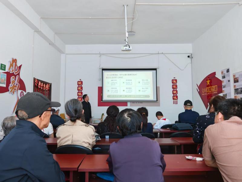 图二:老年学员认真聆听智能知识讲解.jpg 图二:老年学员认真聆听智能知识讲解.jpg