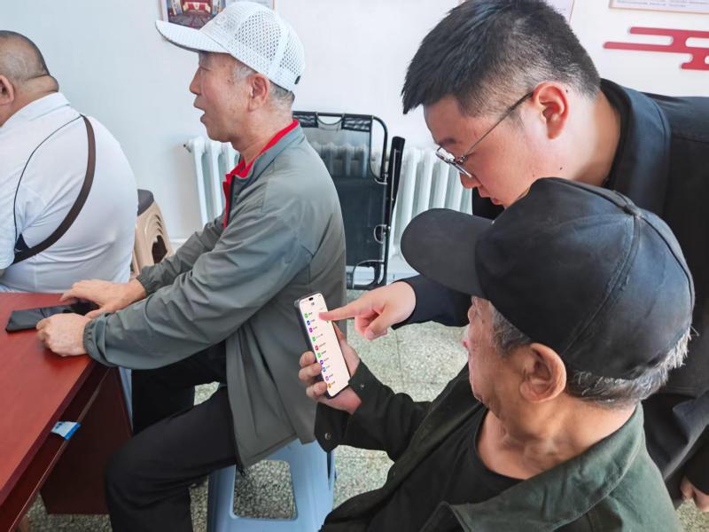 图四:一对一暖心教学,助力老年学员掌握智能技能.jpg 图四:一对一暖心教学,助力老年学员掌握智能技能.jpg