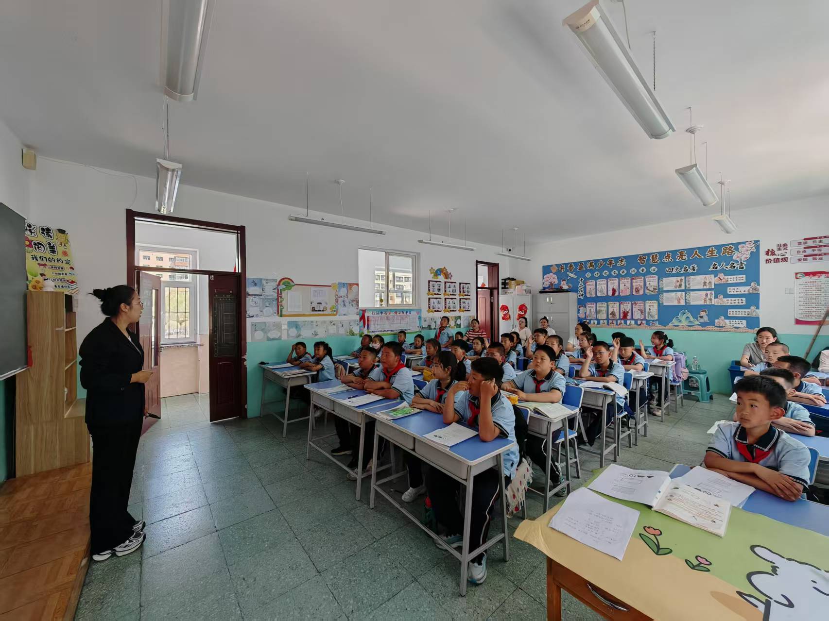图4数学教研组进行听课.jpg 图4数学教研组进行听课.jpg